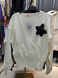 YAKASI GÜLLÜ KRUVAZE TRİKO KAZAK