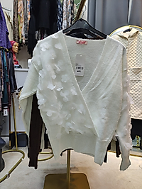 YAKASI GÜLLÜ KRUVAZE TRİKO KAZAK